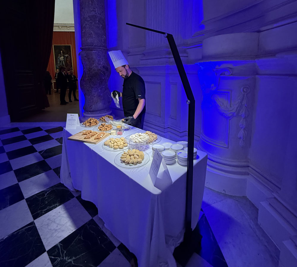 Catering illuminato durante l'evento alla reggia di Venario di Banca Reale