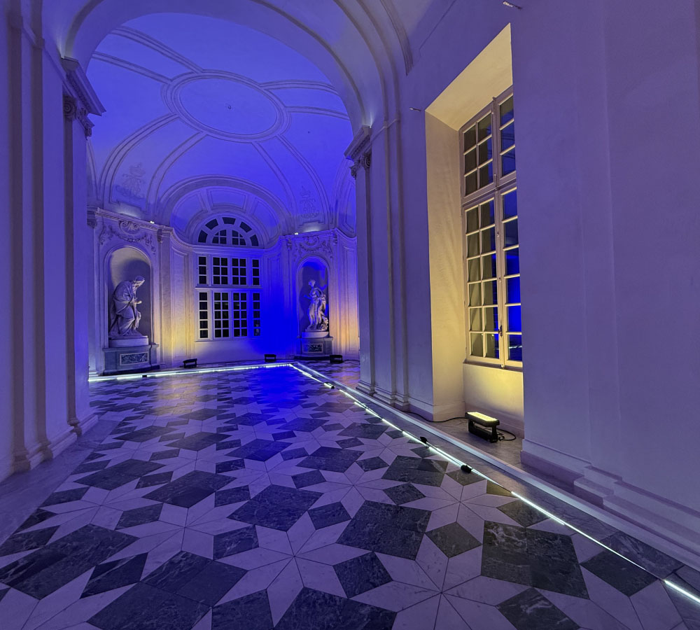 Corridoio illuminato alla reggia di Venaria Reale