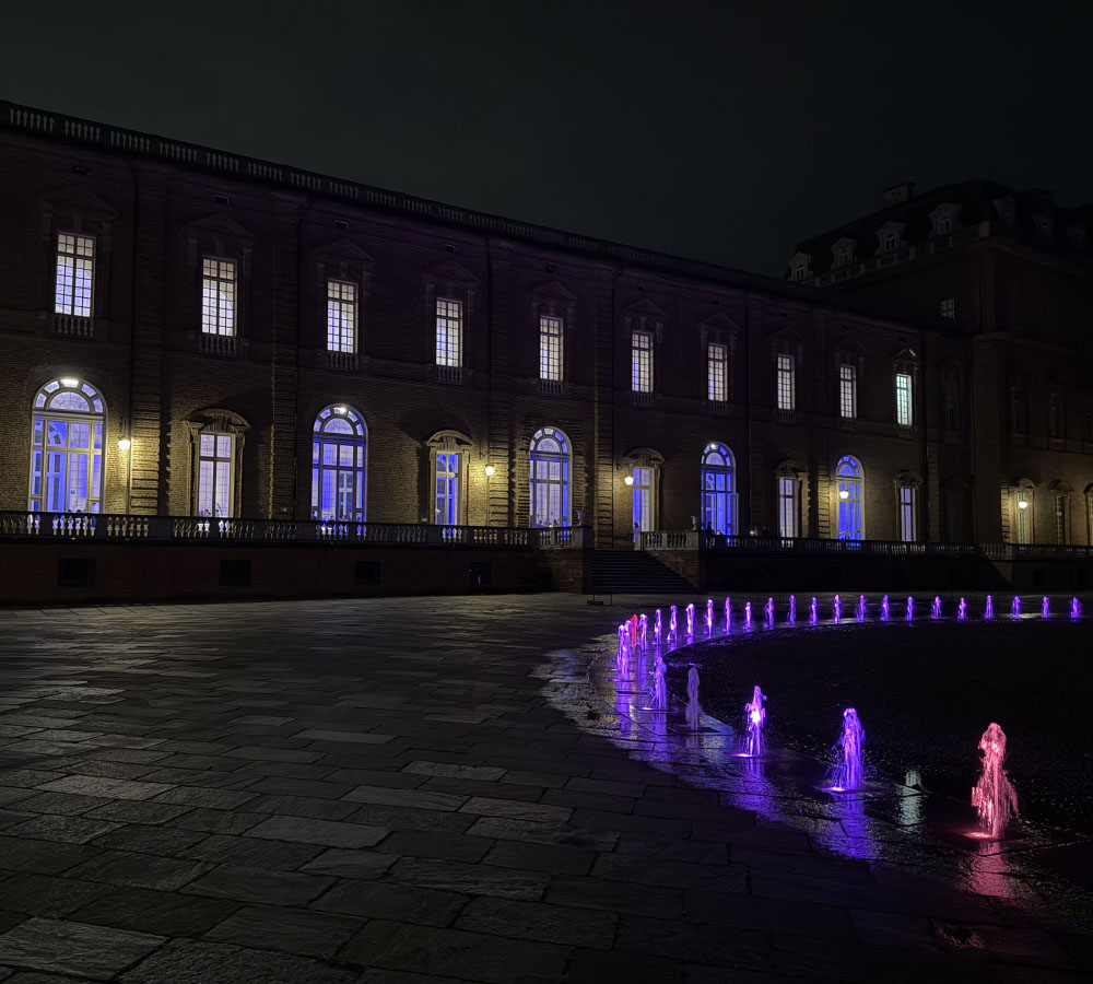 Vista esterna con fontane luminose della Reggia di Venaria durante l'evento di Banca Reale